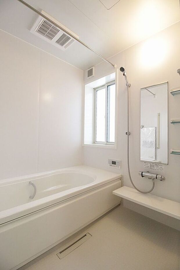 【【2-7号棟】浴室】安全に配慮されたユニバーサルデザインの浴室です。汚れもつきにくいので、お掃除もラクです。