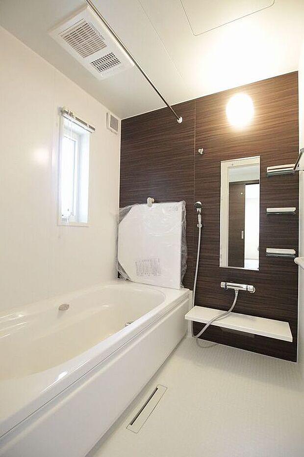 【【2-2号棟】浴室】安全に配慮されたユニバーサルデザインの浴室です。汚れもつきにくいので、お掃除もラクです。