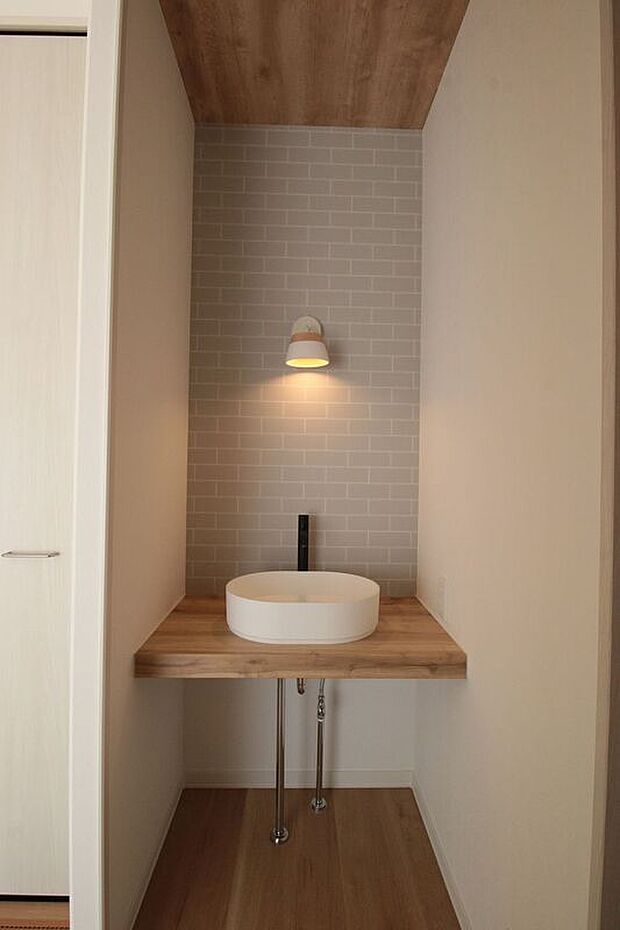 【【9号棟】玄関ホールの手洗い器】帰宅後すぐに手洗いできるので衛生的です