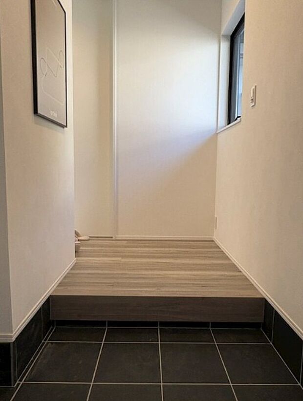シューズインクローゼットがあるため、季節ものの履物を片付けてもスッキリとした玄関になります。