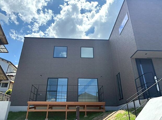 内部鉄骨階段採用!大きな窓と吹抜けで室内がより明るく感じられ開放的な日々をお過ごしいただけます。