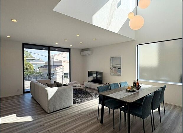 【★開放感のある明るいLDK★】吹き抜けになっているので室内が開放的で窓からの光で常に明るいお部屋になります！