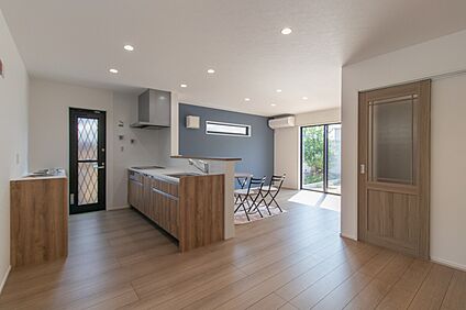 陽光が広がるリビングダイニング