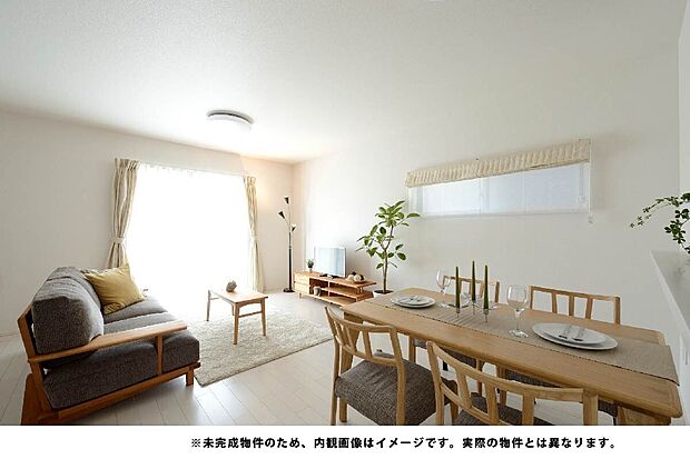 【家族の笑顔が集まるリビング】広々としたリビングは家族みんなのくつろぎスペース。子どもの遊び場やパパママのリラックスタイムにも最適です。