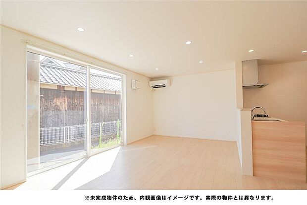 【大きな窓で明るい、18帖の広々開放的なリビング】掃き出し窓から出てすぐ広々スペース♪
BBQもできて、ガーデニングにももってこいです！