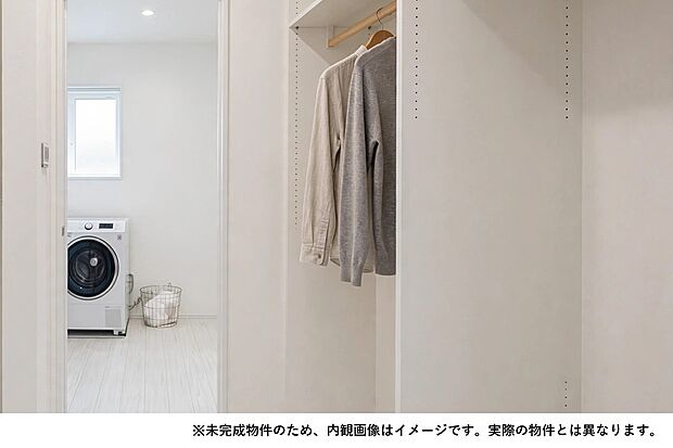 【一直線で完結する快適な身支度動線】WICLから洗面、脱衣室がストレートに直結。起きてから着替え、洗顔までが極小移動で完了します。