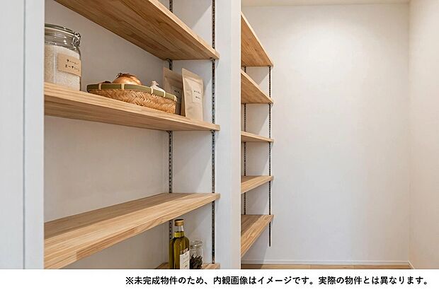 【食材をすっきり隠せる大容量パントリー】まとめ買いした食材や生活感の出る日用品をたっぷり収納。お洒落なキッチンをいつも美しく保てます。