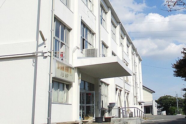 宇部市立桃山中学校(約813m)