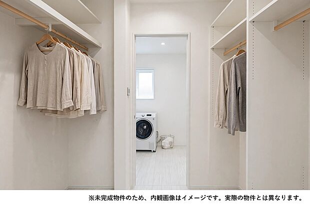 【帰宅後スムーズなウォークスルーFCL】玄関から衣類や鞄を置いてそのまま脱衣室へ直行。泥汚れをリビングに持ち込まない優れた動線です。