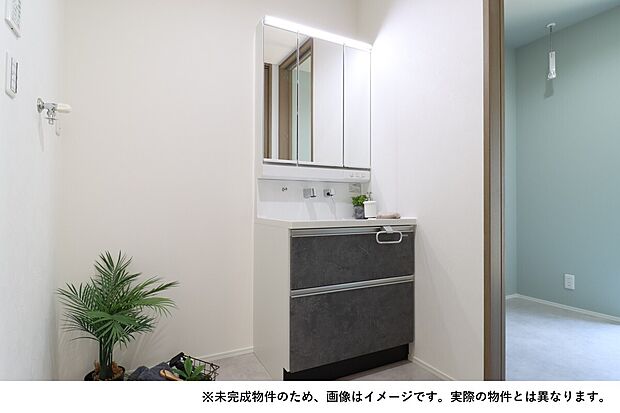 【入浴中も気兼ねなく使える便利な独立洗面室】洗面室と脱衣室を分離した安心設計。家族の入浴中も気兼ねなく洗面台を使え朝の身支度もスムーズです。