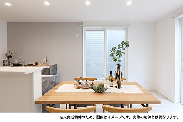 【配膳や片付けがスムーズな横ならびダイニング】キッチンとダイニングを横並びに配置。配膳や片付けの移動が最短になり毎日の家事負担を軽減します。