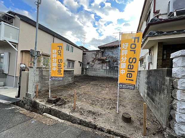 【前面道路含む外観】前面道路を含む外観:2階建・車庫1台付物件!