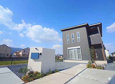 E号地 モデルハウス　　　　　　　　　　　　　　　　　　　　　ZEH仕様、 BELS 取得。
太陽光発電システム(5.1kw) 搭載
オール電化住宅 (エコキュート、IH) 