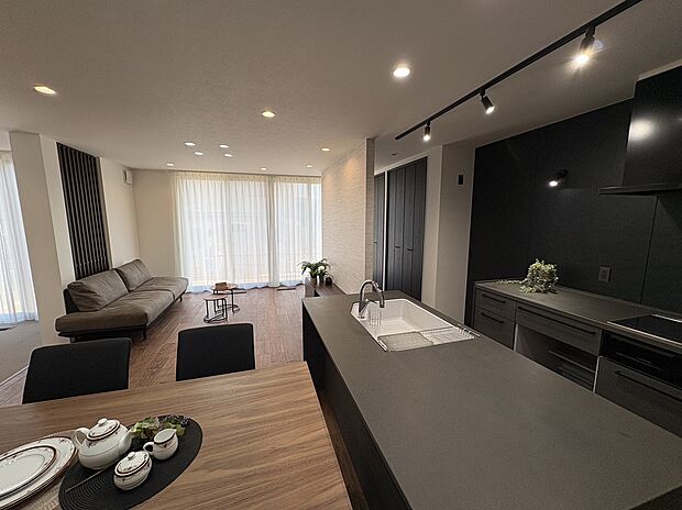 【1号地LDK】大きな窓からたっぷりの陽光が差しこみ明るく温かい空間です。