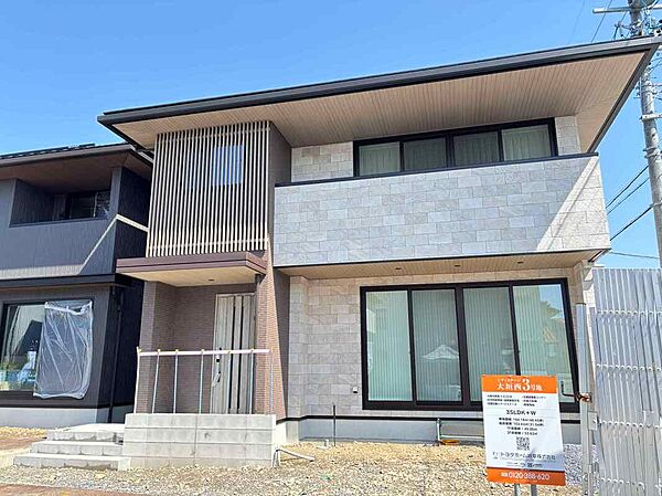 【３号地 外観】※現在外構工事中です。深い軒に木彫格子がアクセントの美しい陰影のある外観です。