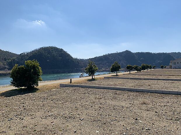 自然に癒される分譲地。駅まで徒歩17分、周辺に買い物施設が充実した便利な立地！