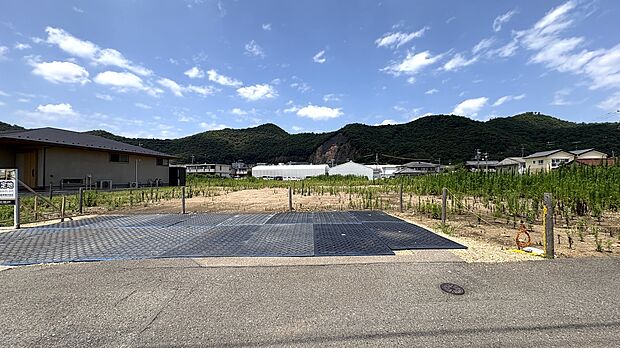 【正面全景】全16区画の大型分譲地です。長森北小学校まで徒歩約4分とお子さまの通学にも安心の距離です。