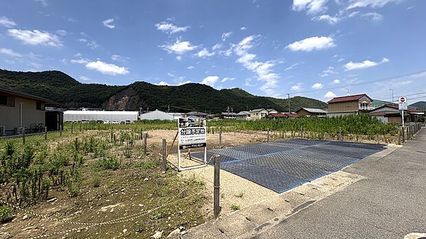 【南西側から】大通りから1本入ったところにある穏やかな分譲地です。