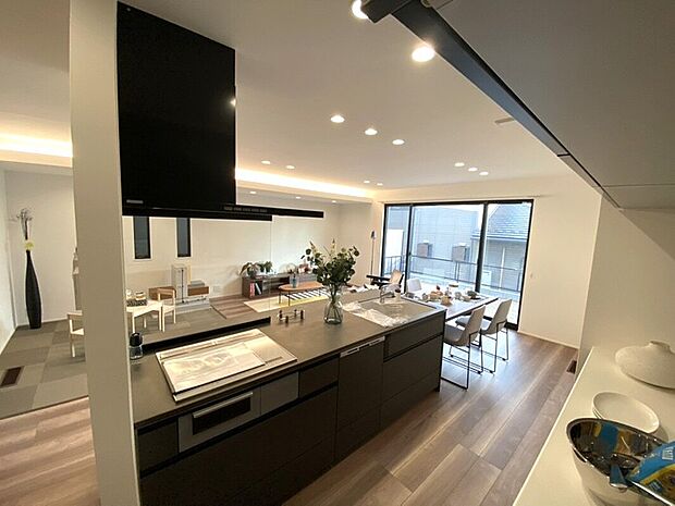 【【6号地：キッチン】】両サイドから回ることができるキッチン配置です。