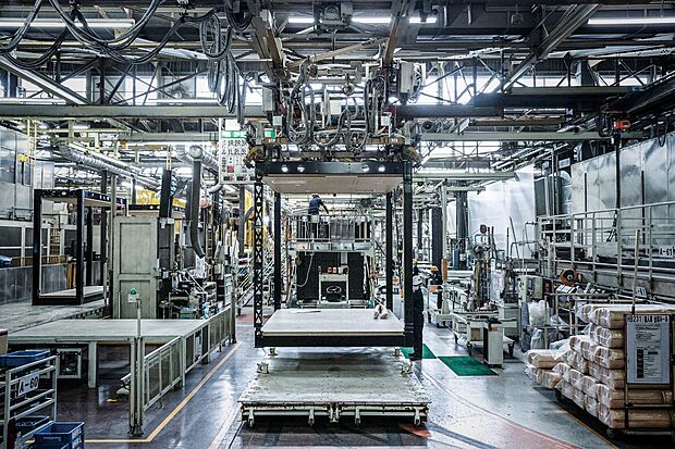 【工場品質】トヨタホームは家の85%を工場の中で作ります。天候や季節に左右されないので、作る人も作業しやすく、家の素材も雨に濡れる心配がありません。高品質な家づくりが可能です。