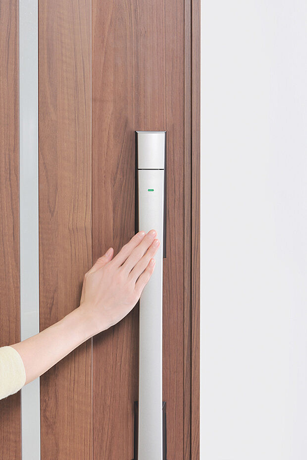 【オリジナル電子錠「ラ・ロック」】タッチで玄関の施錠・解錠ができる最新のスマートロックです。従来の物理的な鍵を使うことなくドアの開け閉めができるため、カバンから鍵を出す負担が無くなります。