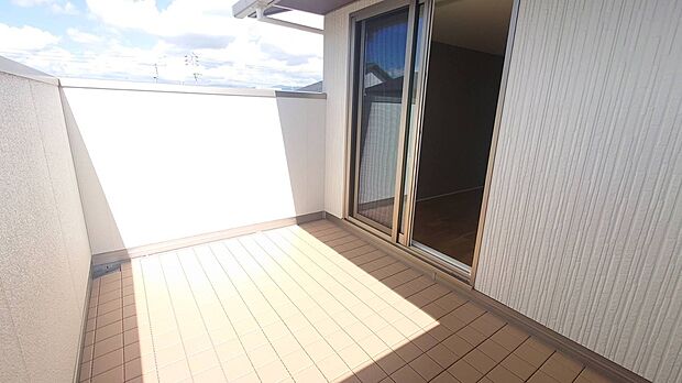 【バルコニー】晴れた日にご家族のお布団を干すのに最適な空間です!
