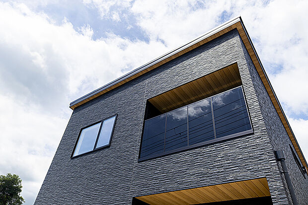 【近くの分譲地で公開中のモデルハウス/外観写真】
自然豊かな地で穏やかな暮らしを!様々なモデルハウスをご用意しています、ぜひお気軽にお問合せください。