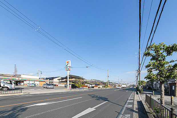 【現地写真】
穏やかで暮らしやすい住環境。周辺施設も充実し毎日の暮らしに彩りを添えてくれます。