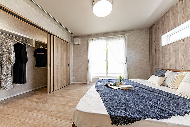 【【NEWモデルハウス/主寝室】】シンプルなカラーで揃えた主寝室はワイドクローゼットを設けることでスッキリ片づけられるので毎日の疲れをゆっくりと癒せるリラックス空間に。