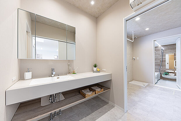 【【NEWモデルハウス/洗面室・ランドリールーム】】家事ラクに欠かせないランドリールームは忙しいパパ・ママの味方!洗面室・浴室と隣接させると動線も◎