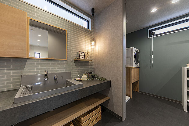 【【公開中のモデルハウス／洗面・ランドリールーム】】素敵な洗面スペース。乾燥機付きのランドリールームを設けて、洗濯後にすぐ干せる家事ラク動線を叶えた憧れのスペース◎