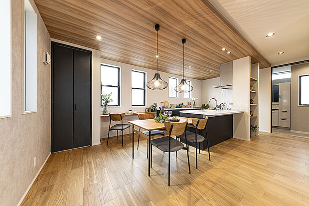 【【他の分譲地で公開中のモデルハウス/DK】】木のぬくもりが感じられるダニングキッチンなら家族団らんのひと時もあたたかくにぎやかに。