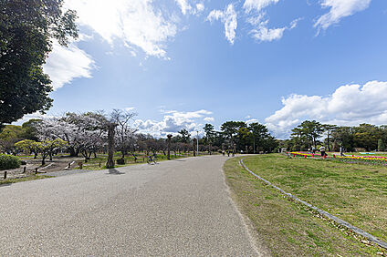 服部緑地公園 約660ｍ(徒歩９分)