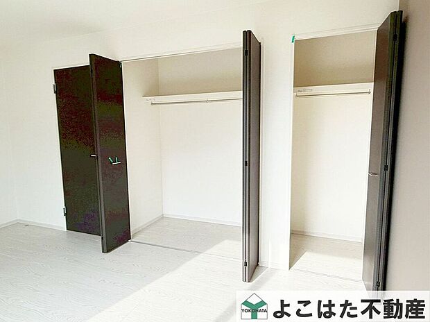 室内とフラットで荷物が出し入れしやすい大き目な収納スペース◎