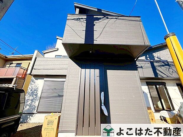 シンプルで落ち着いた色調の外観は、周辺の街並みとも溶け込み、時が経っても色あせることなく居住者を優しく迎え入れてくれます。