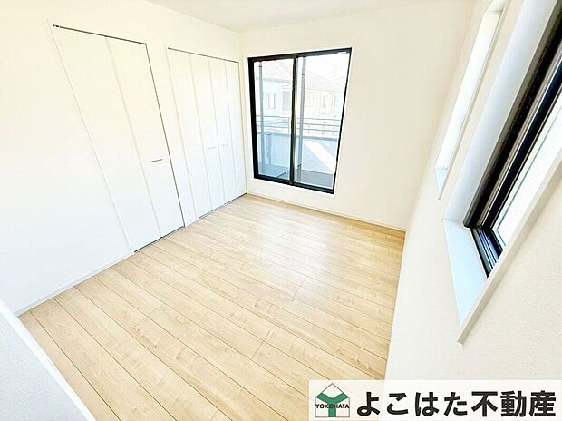 収納スペースも充実しているので主寝室に最適。たっぷり降り注ぐ陽光が気持ちいいですね。