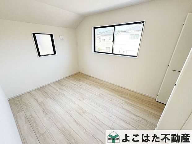 2面採光なので窓から気持ちの良い陽光が差し込む居室。(1号棟)