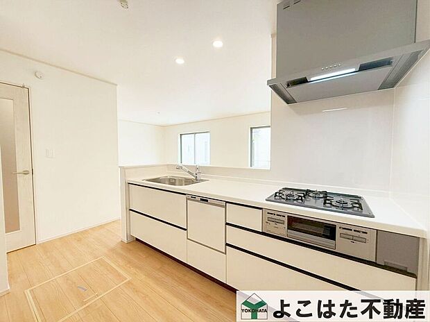 スリムなシステムキッチンを採用!対面でリビングの様子を見ながら家事が出来るので安心!