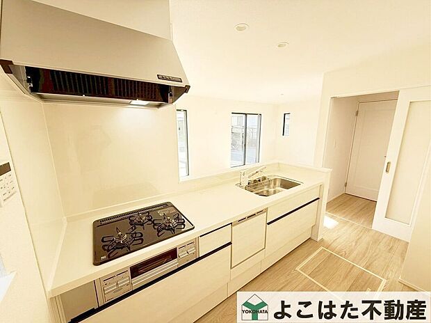 対面式のキッチンなのでリビングの様子を見ながら家事が出来るので安心!