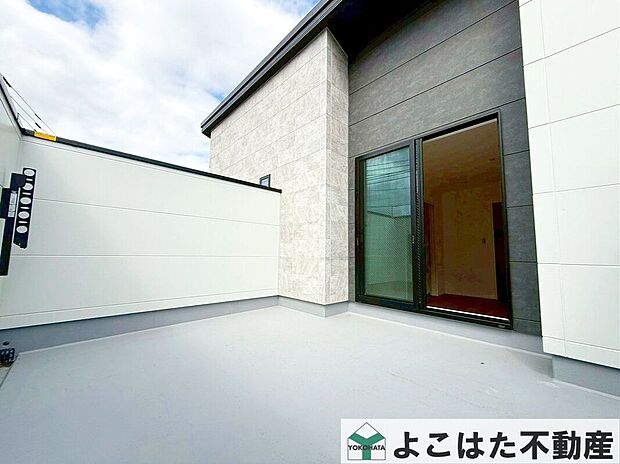 広々したバルコニーでは洗濯物や布団をたっぷり干せます。