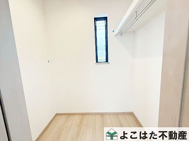 たっぷり収納力のウォークインクローゼットがあるので、お部屋はすっきり整理できますね。