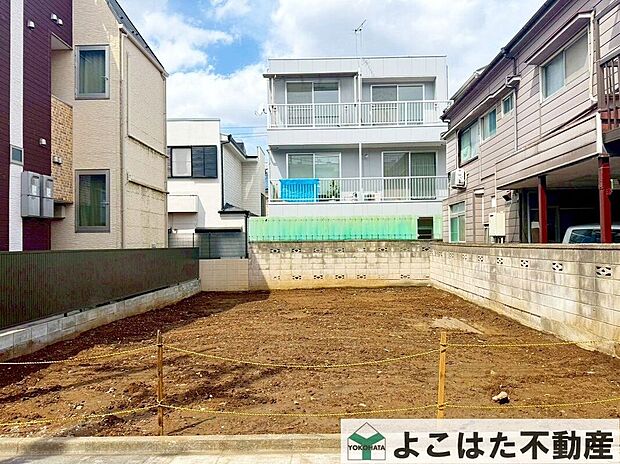 前面道路は4mの公道。交通量が少なく安心です。