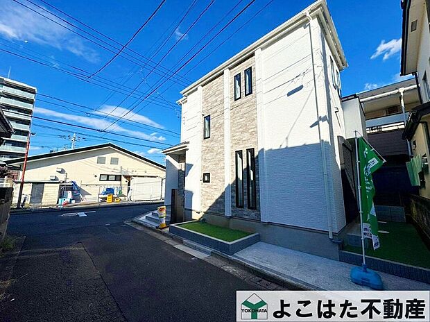堂々とした雰囲気を醸し出す建物外観。洗練されたイメージの配色とデザインが印象的です。【調布市布田6丁目~全1棟~】