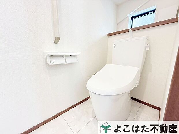 トイレは住まいの基本性能が問われる場所。壁や床の汚れが落ちやすく、掃除の手間を少なくできる仕様により、いつでも衛生的に保つことができます。日々の暮らしに寄り添い、清潔で快適な時間を届けます。