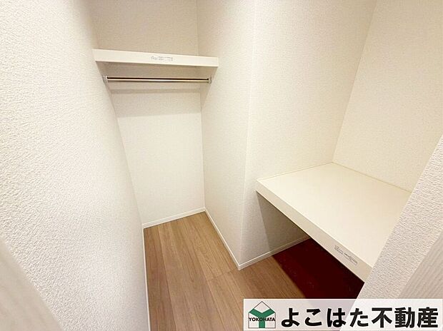 収納スペースも充実しており、すっきりした居室空間を保てます。多目的に使用可能なカウンター付きのスペースもあり、便利な空間です♪