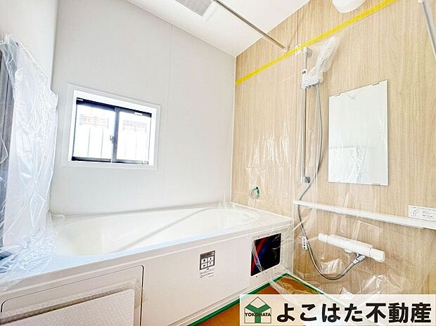 バスルームには浴室乾燥機が標準装備!雨の日のお洗濯に大活躍します。また、窓を開けずに換気できるので花粉対策や防カビにも有効ですね。
