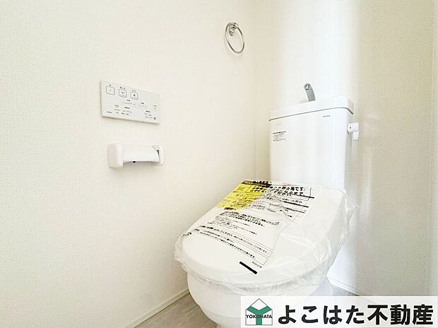 【トイレ】やさしい温水洗浄で、肌に負担の少ない洗い心地を実現。さらに、節水機能により水道代を抑えながら利用でき、家計にも環境にもやさしい設計です。