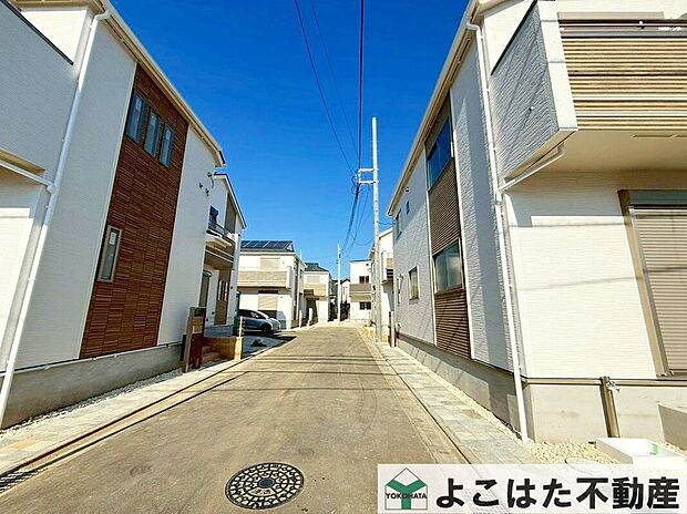 【前面道路含む外観】新設道路を含む新築分譲住宅7棟の開発現場。