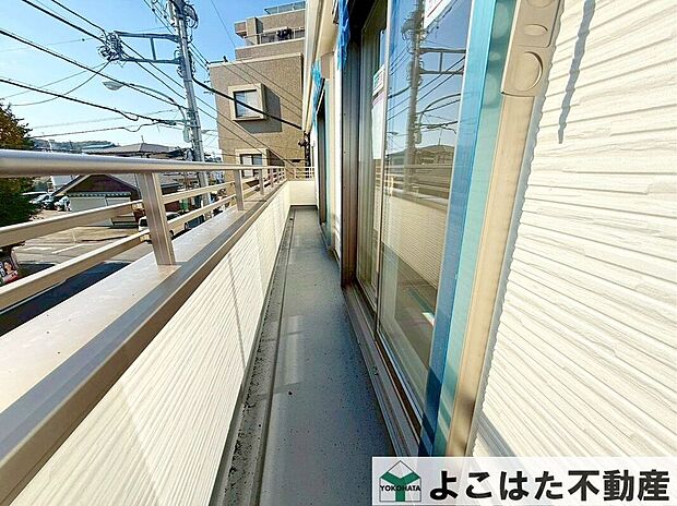 【バルコニー】南向きバルコニーは、陽当たりの良さが魅力。リビングも明るく快適。洗濯物やお布団もよく乾き、小さなお子様がいるご家庭にも嬉しいポイントです。毎日を快適に過ごせます。