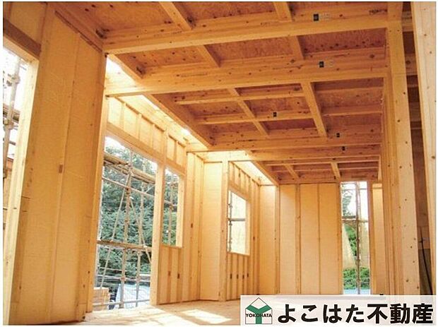 【構造】屋外からの湿気の影響を受けやすい外壁と１階床に”水に強い成形型断熱材”ポリスチレンフォームを採用。壁パネルに45ｍｍ厚床に60ｍｍ厚を使用することにより断熱材の隙間を解消し断熱性能、気密性能を高めます